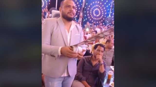 كرة من الفلوس.. نقوط في فرح شعبي يفاجئ الحاضرين بطريقة جديدة.. فيديو منوعات