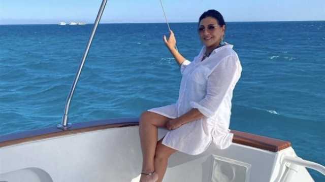 فن رحلات مكوكية .. شاهد كيف تستمتع الفنانة هالة صدقي بعطلتها الصيفية