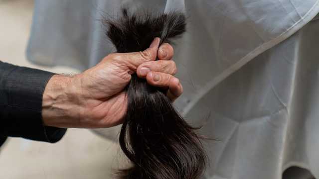 دراسة يابانية تكشف الرابط بين السرطان وشيب الشعر