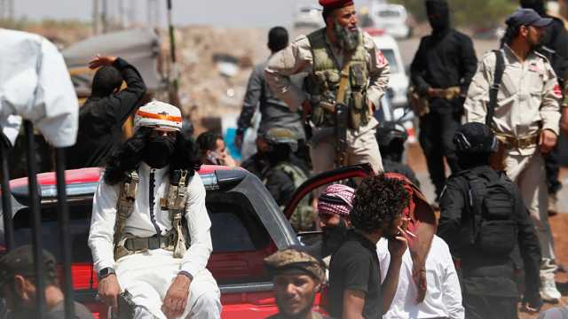 لانتقاده الدقن والشعر الطويل.. داعية يكفر مسناً دمشقياً: تُعامل بحكم المرتد