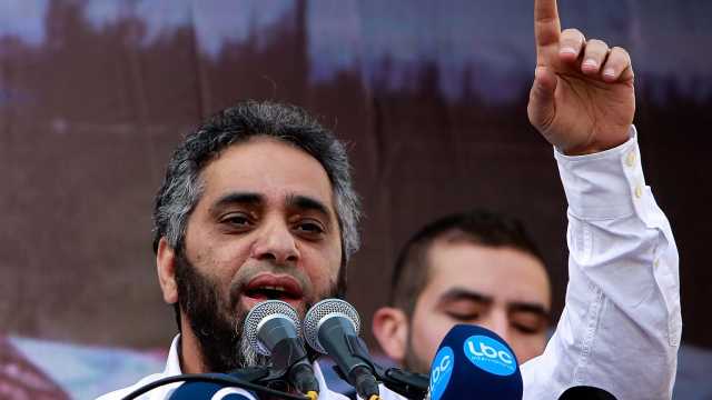من التائب إلى العائد: فضل شاكر يسلم نفسه بعد أكثر من عقد من الملاحقة وسط جدل واسع
