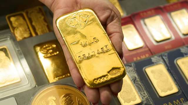 الذهب يهوي بأكبر وتيرة يومية منذ 12 عاماً والفضة تسجّل أدنى مستوى منذ أوائل 2021