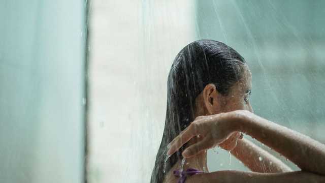 الاستحمام ليس بالنقاء الذي تظنه.. ملاذ غير متوقّع للبكتيريا في مرحاضك!