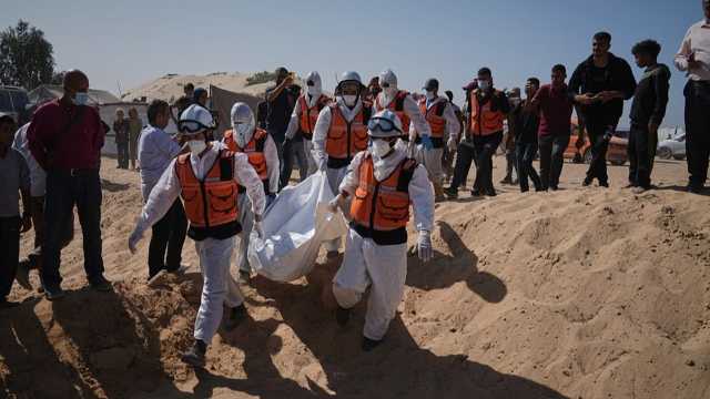 غزة تدفن جثامين فلسطينيين أُعيدت من إسرائيل في ظل اتهامات بالتنكيل بها