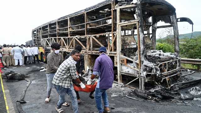 مقتل 25 شخصاً في حريق حافلة جنوب الهند إثر اصطدام دراجة نارية بها