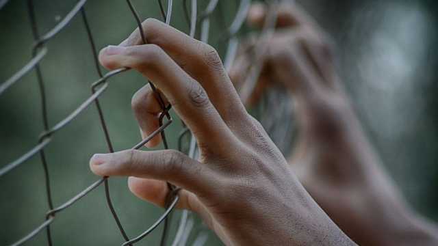 الجزائر تحدد موعد استئناف محاكمة الصحافي كريستوف غليز ومراسلون بلا حدود تجدد دعوتها للإفراج عنه