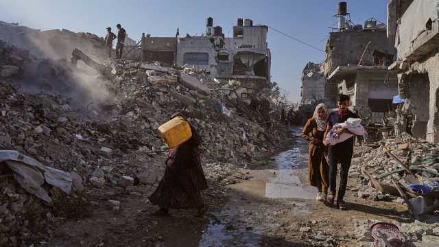 فلسطينيون يتجمعون وسط الأنقاض لمشاهدة فيلم صوت هند رجب