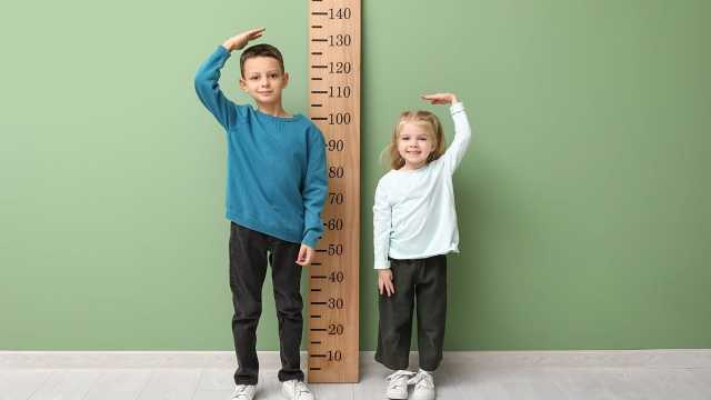 الرجال أطول قامةً من النساء في المتوسط.. فهل توصّل العلماء إلى معرفة السر وراء ذلك؟