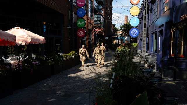 القضاء الأميركي يجمّد خطة ترامب لنشر الحرس الوطني في بورتلاند ويطلب مرافعات إضافية بشأن شيكاغو