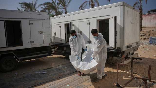 فيديو - إسرائيل تُعيد جثامين 30 فلسطينياً إلى قطاع غزة