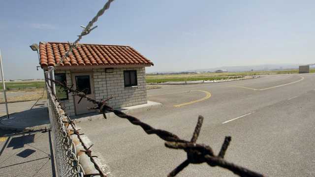 مسؤولون كبار في إدارة ترامب ينتقلون للإقامة داخل القواعد العسكرية.. ما الأسباب؟