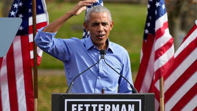 أوباما يشارك في الحملة الانتخابية الديمقراطية ويحذر من سياسات فوضوية لترامب