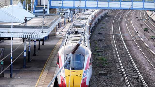 من رحلة هادئة إلى كابوس دموي.. ما الذي نعرفه عن الهجوم داخل القطار في بريطانيا؟