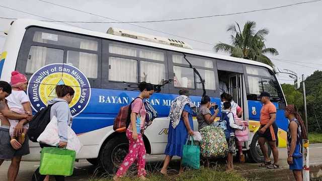 فيديو - إجلاء عشرات الآلاف في الفلبين إلى مناطق آمنة مع اقتراب إعصار كالمايجي