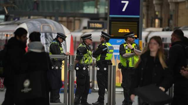 هجوم على قطار في بريطانيا.. المتهم يمثل أمام المحكمة والملك تشارلز يعبّر عن صدمته