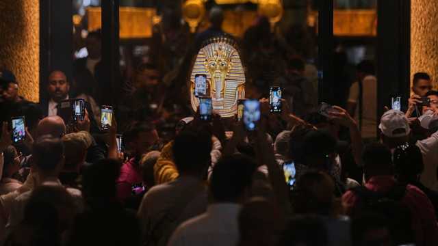 فيديو. بعد عقدين من التحضير... المتحف المصري الكبير يُفتح رسميًا أمام الزوار