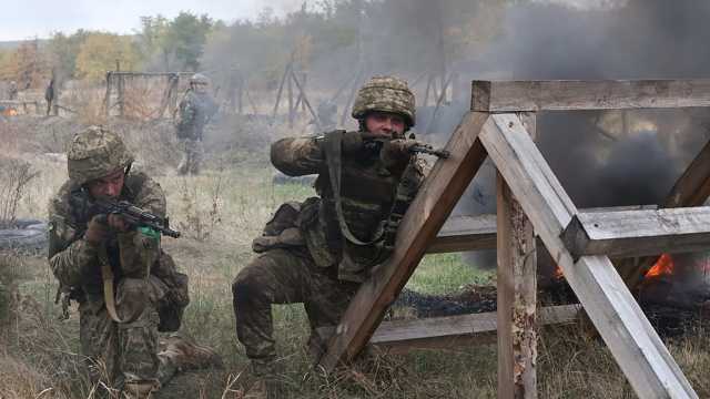 معركة بوكروفسك تحتدم... هل سينجح الجيش الأوكراني في صد التقدم الروسي؟