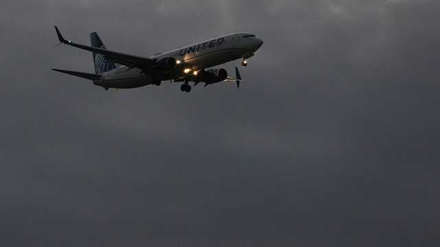 واشنطن تخفّض الرحلات في 40 مطارًا بسبب الإغلاق الحكومي.. وترامب يحمّل الديمقراطيين المسؤولية