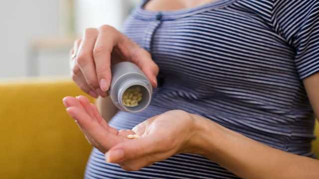 مراجعة كبرى: لا رابط واضح بين استخدام الباراسيتامول أثناء الحمل والتوحد لدى الأطفال