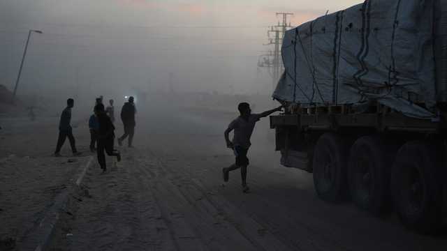 شهرٌ على وقف إطلاق النار في غزة: تحذيرات من تفاقم شحّ الإمدادات بالقطاع واستمرار الاعتداءات في الضفة