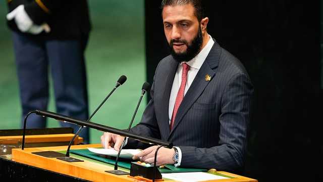 الشرع يستعرض لياقته قبل لقاء ترامب.. الرئيس السوري يلعب كرة السلة مع قائد المنطقة المركزية الوسطى