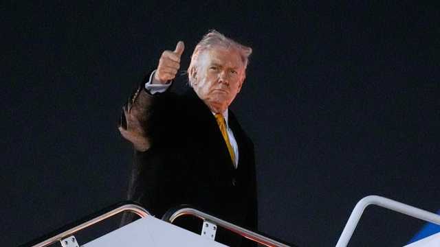 ترامب يصف معارضي الرسوم بالـحمقى ويَعِد بدفعات تصل الى 2000 دولار لكل مواطن