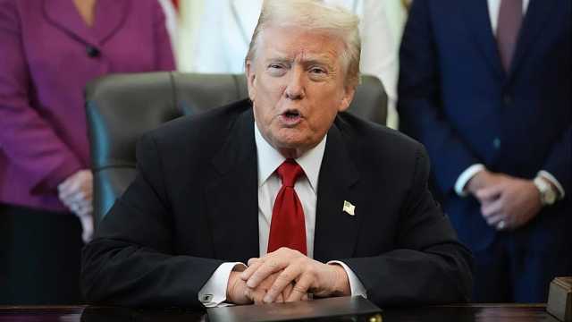 ترامب يقترح مدفوعات بقيمة 2.000 دولار لمعظم الأميركيين لإبراز فوائد الرسوم الجمركية