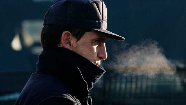 إسبانيا: تعرّض ضابطيْ شرطة لضربٍ وحشي أدّى لكسرٍ في الأسنان والفكّ وفقدانٍ للبصر