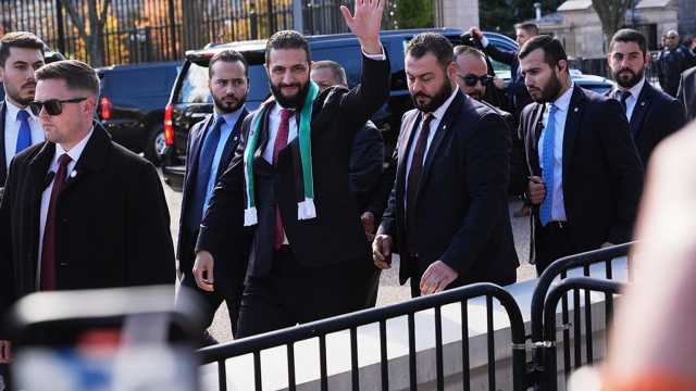 ترامب التقى الشرع بعيدًا عن الكاميرات.. والخزانة الأمريكية تعلق قانون قيصر باستثناء بعض المعاملات