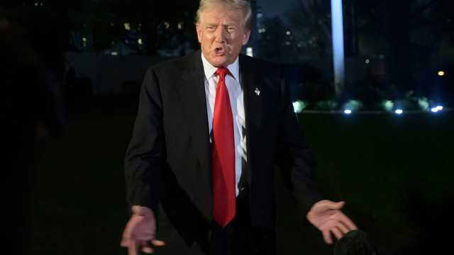 ترامب يُعلن أسبوع مناهضة الشيوعية .. ومكافأة 10 آلاف دولار لموظفي الرقابة الجوية الملتزمين