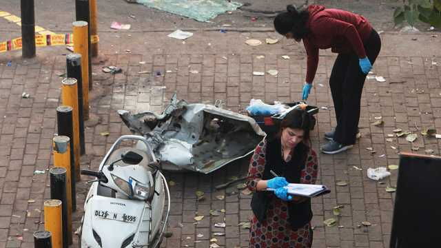 فيديو- انفجار سيارة في نيودلهي يقتل ويصيب العشرات.. ووزير الدفاع الهندي يتوعد بمحاسبة المسؤولين