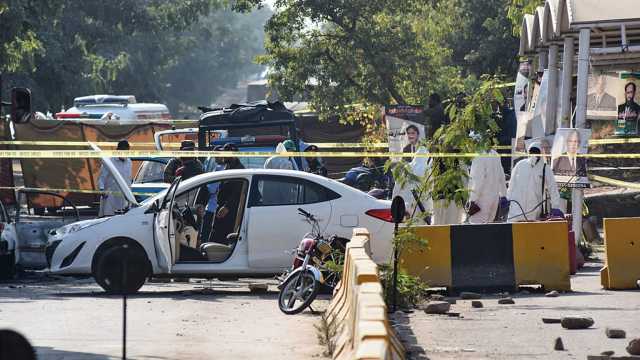 عشرات القتلى والجرحى في انفجار انتحاري أمام محكمة باكستانية ووزير الدفاع يصف الحادث بـ جرس إنذار