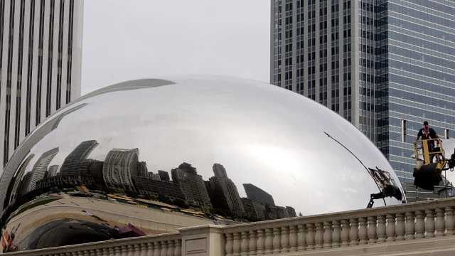 هذه هي أمريكا الفاشية.. أنيش كابور يهدد بالقضاء بعد التقاط حرس الحدود صورة دعائية قرب منحوته