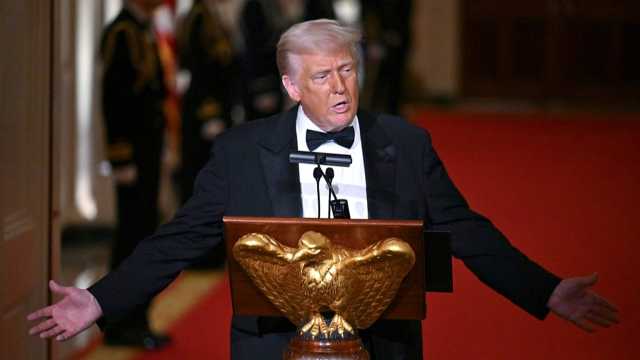 ترامب يَعِد الأمريكيين بشيكات أرباح بقيمة 2000 دولار.. فهل تصمد فكرته أمام العقبات؟