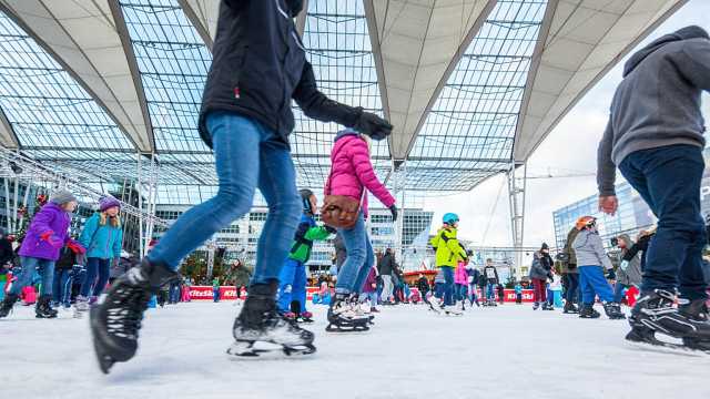 هل تمرّ عبر مطار ميونيخ هذا الشتاء؟ لا تفوّت فرصة زيارة سوق عيد الميلاد قبل إتمام رحلتك