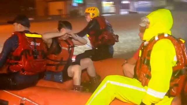 فيديو - إعصار فونغ وونغ يقترب من تايوان.. فيضانات وانهيار منازل وإجلاء آلاف السكان