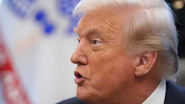 ديمقراطيون ينشرون رسائل منسوبة لإبستين تزعم علم ترامب بسلوكه.. والبيت الأبيض: رواية زائفة