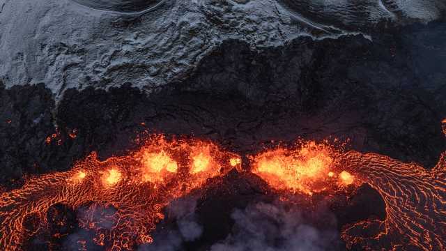 بعيداً عن حدود الصفائح التكتونية.. علماء يكشفون سر النشاط البركاني في المحيطات