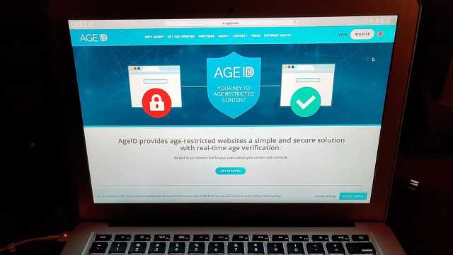 عصر التحقق من العمر: أي دول الاتحاد الأوروبي تقيد الوصول إلى مواقع للبالغين؟