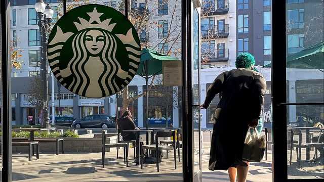 احتجاجا على تعثّر مفاوضات العمل..اضراب بمشاركة ألف عامل يشل 65 فرعا لستاربكس في الولايات المتحدة