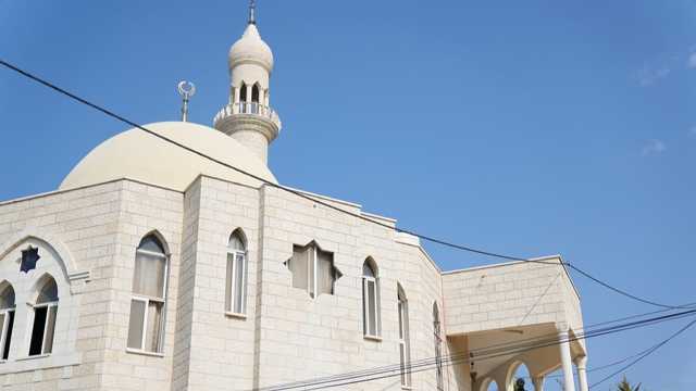 مستوطنون يضرمون النار في مسجد بالضفة الغربية ويخطّون عبارات عنصرية على جدرانه