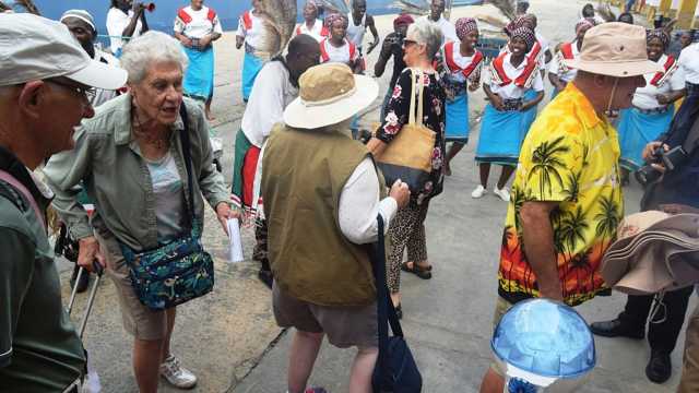 من القلب إلى المخ.. دراسة تكشف 5 فوائد لرقصة الخط الجماعية