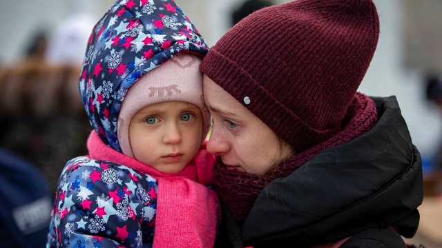 كيف تسهم رعاية الأم في تحديد شكل العلاقات العاطفية لاحقاً؟.. دراسة تجيب