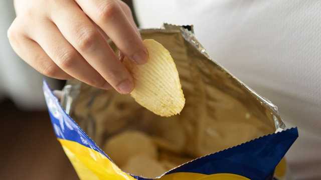 علماء يحذرون: الأطعمة فائقة المعالجة قد تزيد حالات سرطان القولون والمستقيم بين الشباب