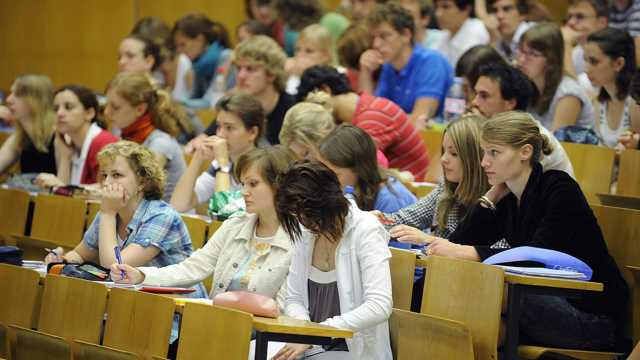 فرض رسوم إضافية على الطلاب الدوليين في بريطانيا: رئيس جامعة مانشستر يحذر من الأضرار