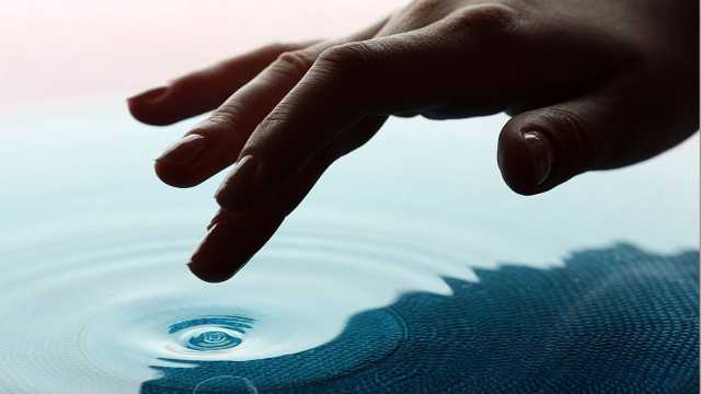 هل نمتلك حاسة سابعة؟ دراسة تكشف قدرة البشر على اللمس عن بُعد