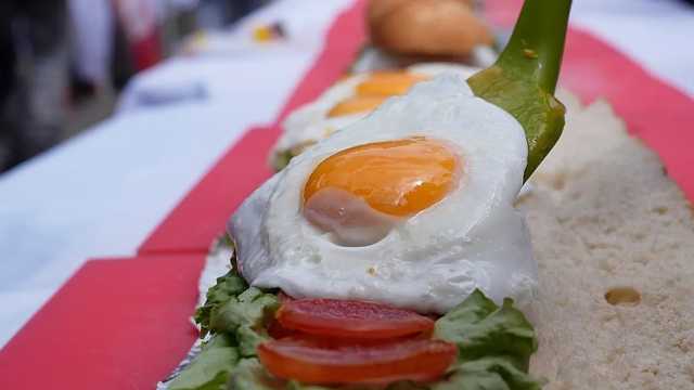 هل ينبغي التوقف عن تناول الدجاج أو البيض بسبب إنفلونزا الطيور؟ إليك كل ما تحتاج إلى معرفته