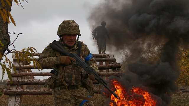 الجيش الروسي يتقدّم في زاباروجيا وزيلينسكي في باريس لعقدِ اتفاقياتٍ دفاعية
