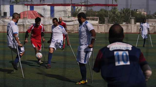 فيديو - بعد عامين وبالرغم من بتر أطرافهم.. فلسطينيون يعودون إلى ملاعب غزة