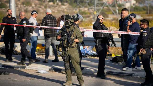 فيديو- مقتل إسرائيلي وإصابة ثلاثة في هجوم دهس وطعن قرب غوش عتصيون بالضفة الغربية